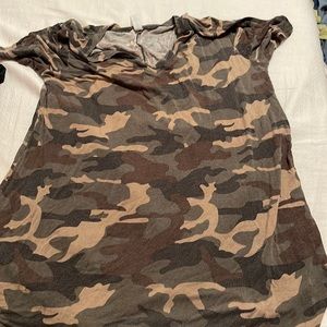 long tee shirt. size medium. worn a little but still in great condition!